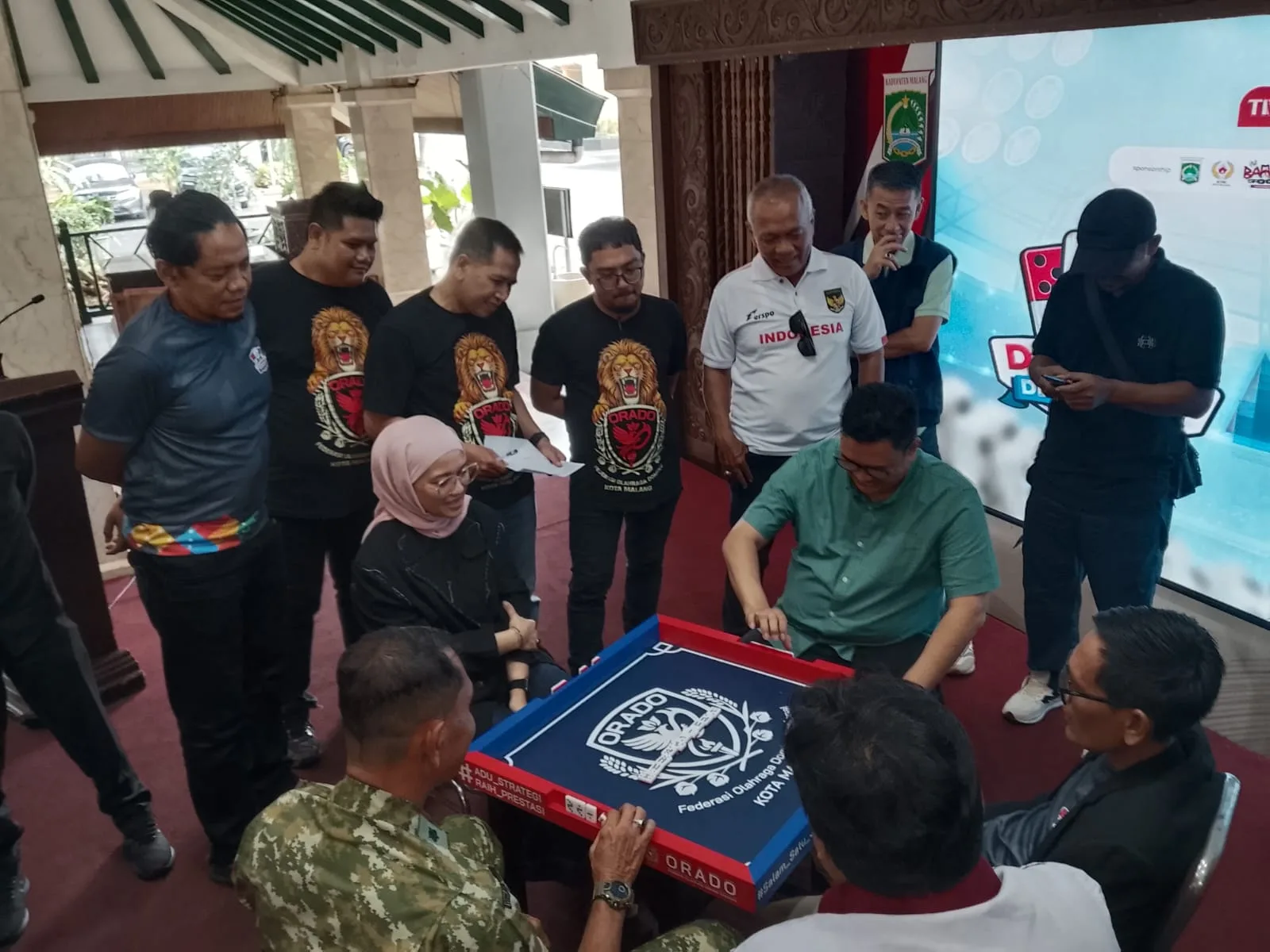 Momen pimpinan Forkopimda Malang Raya beradu strategi di meja kompetisi Domino Demokrasi 2026. (Foto/M Sholeh)