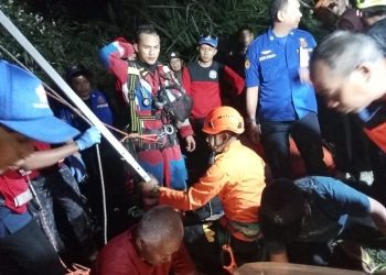 Proses evakuasi kakek yang ditemukan tewas di sumur. Foto: BPBD Kabupaten Malang