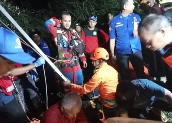 Proses evakuasi kakek yang ditemukan tewas di sumur. Foto: BPBD Kabupaten Malang