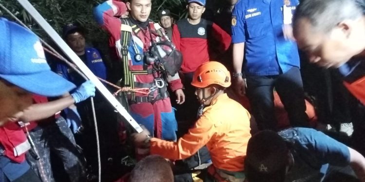 Proses evakuasi kakek yang ditemukan tewas di sumur. Foto: BPBD Kabupaten Malang