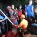 Proses evakuasi kakek yang ditemukan tewas di sumur. Foto: BPBD Kabupaten Malang