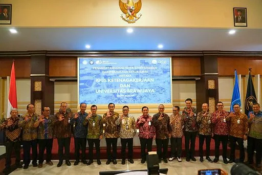 Direktur Utama BPJS Ketenagakerjaan, Saiful Hidayat dan Rektor UB, Prof Widodo menyrpakati kerjasama membangun jaminan sosial untuk mahasiswa dan tenaga kependidikan. (Foto/ist)