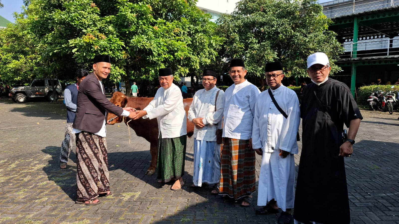 Penyerahan hewan kurban kepada Yayasan Unisma Malang di momen Idul Adha 2026. Foto: Azmy