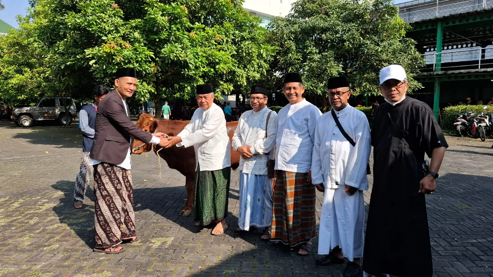 Penyerahan hewan kurban kepada Yayasan Unisma Malang di momen Idul Adha 2026. Foto: Azmy