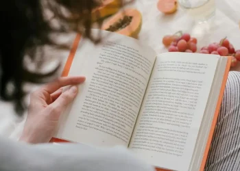 Ilustrasi membaca buku tentang pengembangan diri. (Foto: Pexels)
