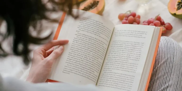 Ilustrasi membaca buku tentang pengembangan diri. (Foto: Pexels)