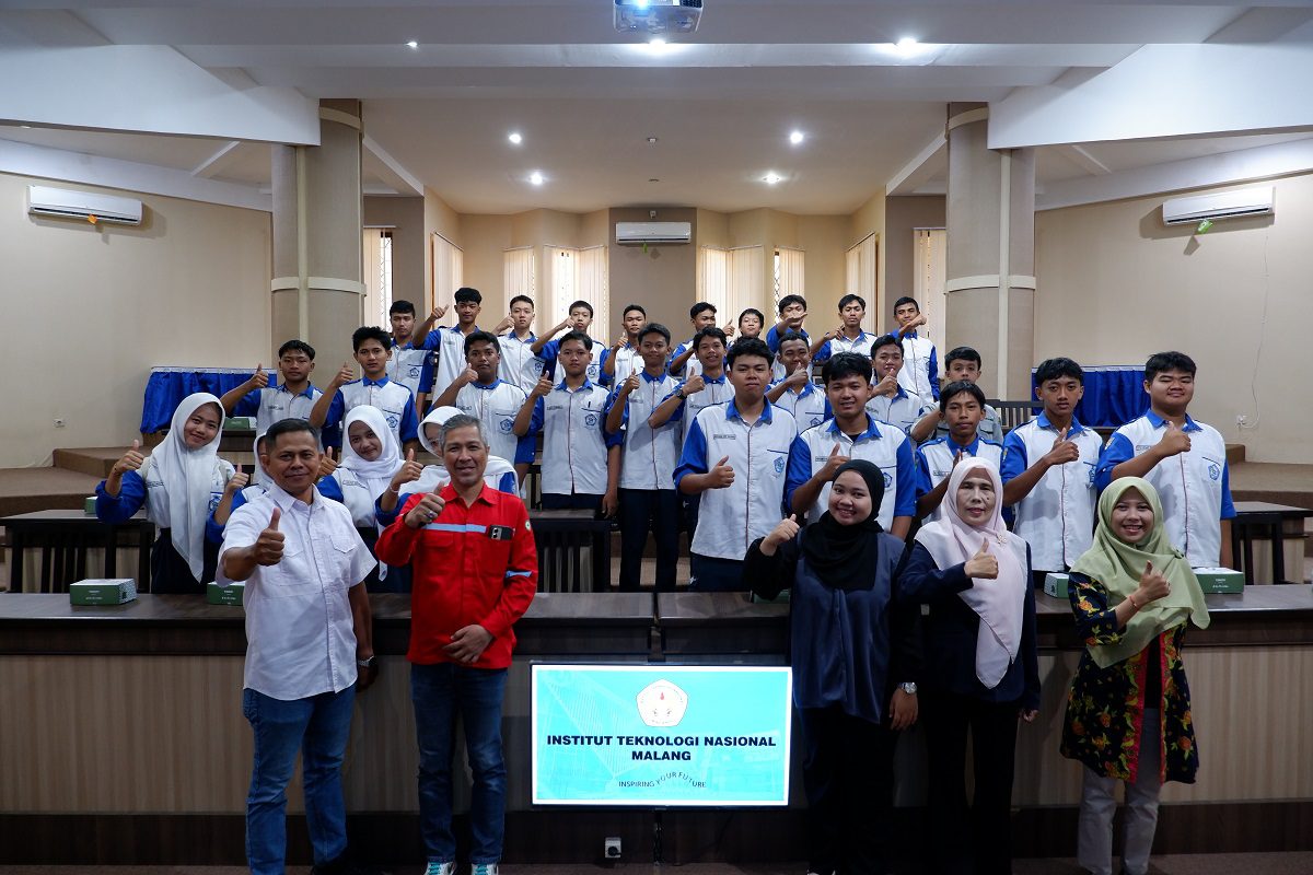 Siswa SMKS PGRI Singosari merasakan atmosfer kuliah di ITN Malang. Foto/dok ITN Malang
