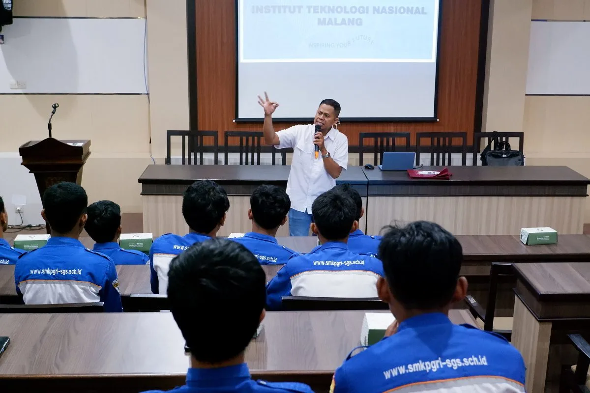 Siswa SMKS PGRI Singosari merasakan atmosfer kuliah di ITN Malang. Foto/dok ITN Malang