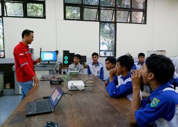 Siswa SMKS PGRI Singosari merasakan atmosfer kuliah di ITN Malang. Foto/dok ITN Malang