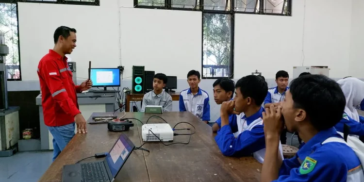 Siswa SMKS PGRI Singosari merasakan atmosfer kuliah di ITN Malang. Foto/dok ITN Malang