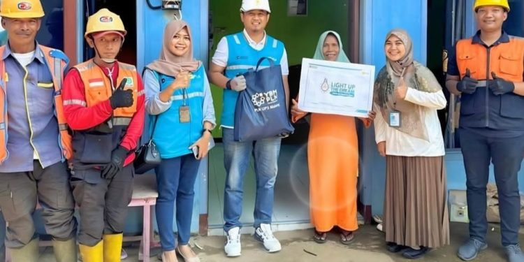 PLN UP3 Malang bersama ULP Malang berikan bantuan penyambungan listrik kepada masyarakat lewat program Light Up The Dream. /Foto: Dok. PLN UP3 Malang.