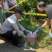 Petugas melakukan olah TKP di lokasi ditemukannya bayi. Foto: Polres Malang