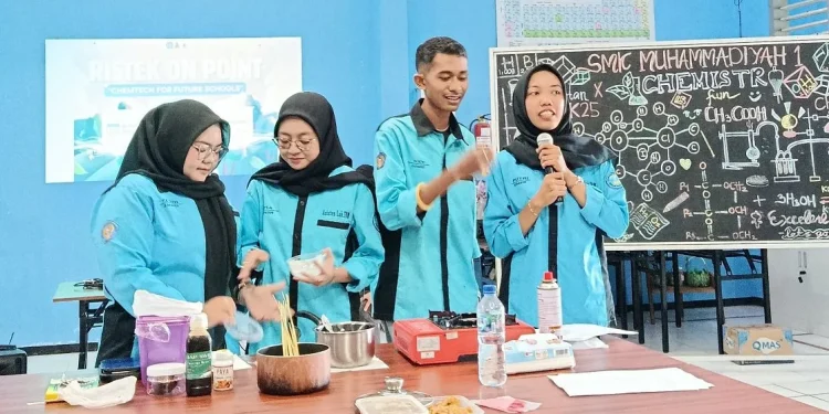 Program Ristek on Point mahasiswa ITN Malang di SMK Muhammadiyah 1 Kepanjen Malang. Foto/dok. ITN Malang