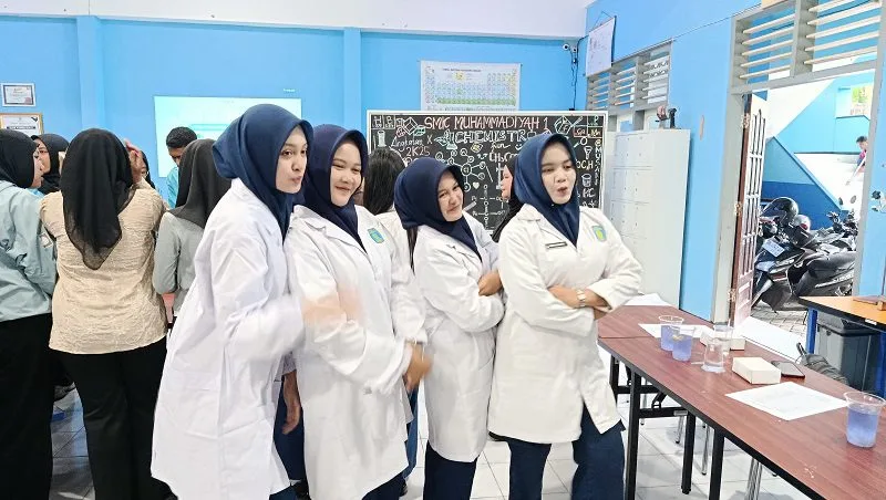 Program Ristek on Point mahasiswa ITN Malang di SMK Muhammadiyah 1 Kepanjen Malang. Foto/dok. ITN Malang