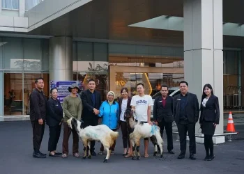 Jajaran Head of Department Atria Hotel Malang dalam momen kebersamaan bersama penerima hewan kurban. Foto/dok Atria Hotel Malang. Foto/dok Atria Hotel Malang