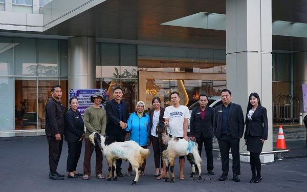 Jajaran Head of Department Atria Hotel Malang dalam momen kebersamaan bersama penerima hewan kurban. Foto/dok Atria Hotel Malang. Foto/dok Atria Hotel Malang