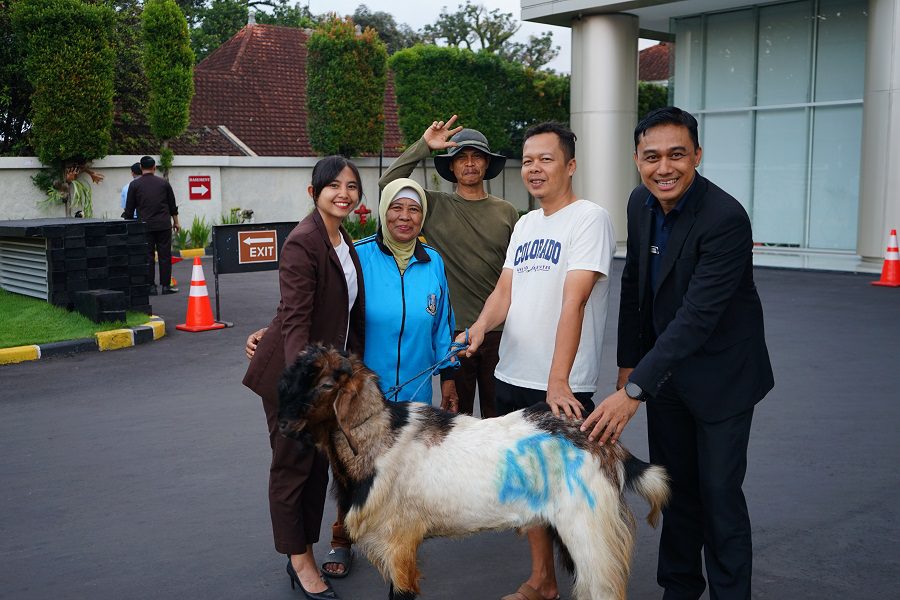 Penyerahan hewan kurban kepada Ibu Waskita Perwakilan RT 001 RW 018 Kelurahan Purwantoro, Kecamatan Blimbing, Kota Malang. Foto/dok Atria Hotel Malang