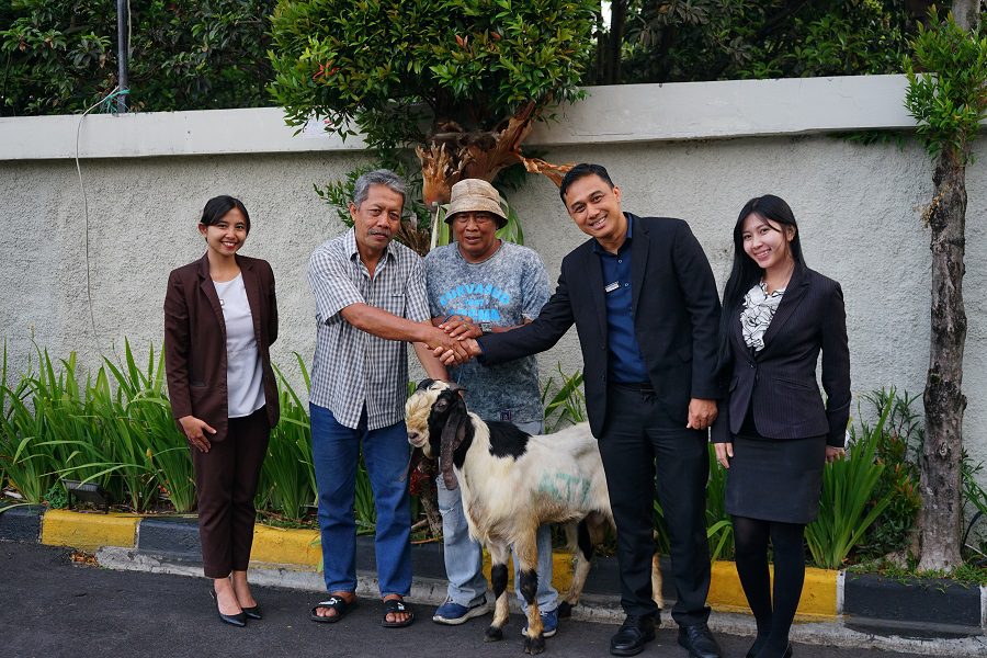 Penyerahan hewan kurban kepada Pak Bani selaku Ketua RT 003 RW 004 Kelurahan Purwantoro, Kecamatan Blimbing, Kota Malang. Foto/dok Atria Hotel Malang
