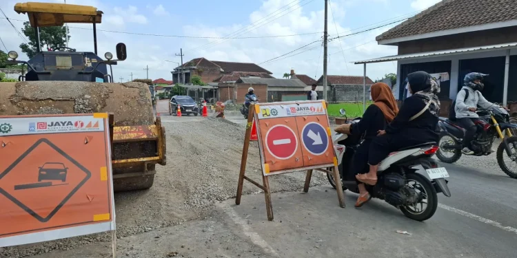 Pengerjaan ruas jalan Gondanglegi-Balekambang. Foto: Aisyah Nawangsari Putri