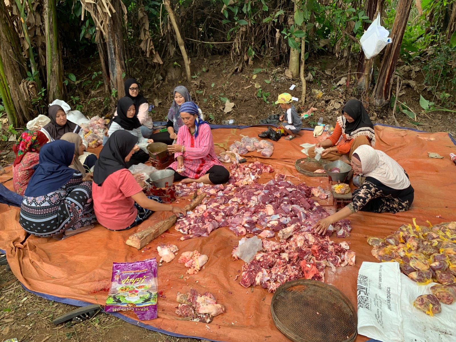 Proses packing hewan kurban. Foto/Irham Thoriq