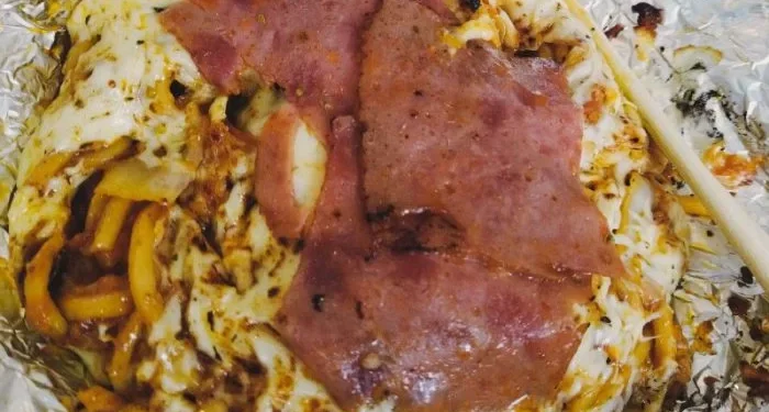 Rekomendasi mie bakar Malang yang wajib dicoba pecinta kuliner karena menawarkan cita rasa khas yang siap memanjakan lidah. /Foto: Pinterest/Zaee.