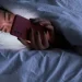 Ilustrasi doomscrolling di media sosial yang dapat memicu brain rot. (Foto: Pinterest)