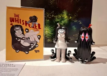 Penampakan 'The Whisperer', art toys karya Rino Adi Mardika yang terinspirasi dari hantu penunggu jembatan cangar. Foto: Azmy