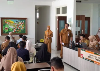 Suasana santai antrean para CPNS yang mengakses layanan MCU di RSUD Karsa Husada. Foto: Azmy