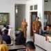 Suasana santai antrean para CPNS yang mengakses layanan MCU di RSUD Karsa Husada. Foto: Azmy