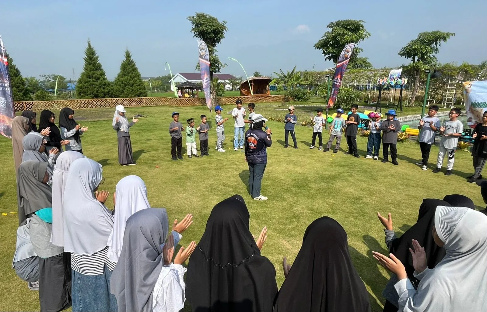 Keseruan kegiatan outbound PKMQ Insan Permata. /Foto: Tugumalang.id/Bagus Rachmad Saputra.