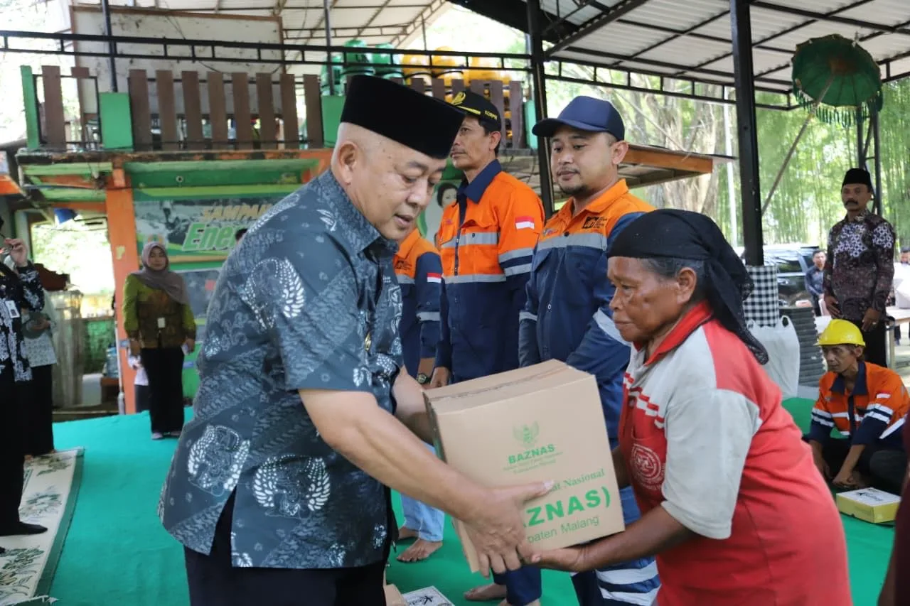 Bupati Malang, Sanusi menyerahkan bantuan kepada penggiat sampah. Foto: Pemkab Malang