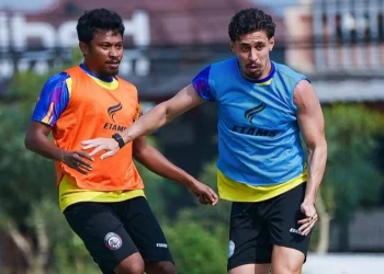 Rifad Marasabessy (kiri) akhiri kebersamaan tiga musim bersama Arema FC menjelang dibukanya bursa transfer pemain. /Foto: Instagram @aremafcofficial