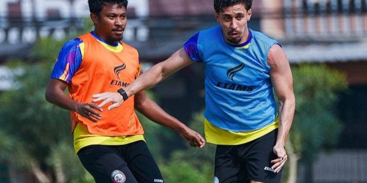 Rifad Marasabessy (kiri) akhiri kebersamaan tiga musim bersama Arema FC menjelang dibukanya bursa transfer pemain. /Foto: Instagram @aremafcofficial