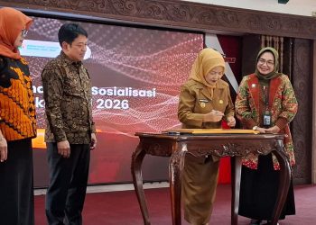 Wakil Bupati Malang, Lathifah Shohib menandatangani kesepakatan tiga daerah dalam menyukseskan Sensus Ekonomi 2026. Foto: Aisyah Nawangsari Putri