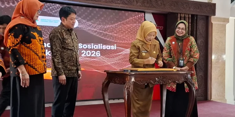 Wakil Bupati Malang, Lathifah Shohib menandatangani kesepakatan tiga daerah dalam menyukseskan Sensus Ekonomi 2026. Foto: Aisyah Nawangsari Putri