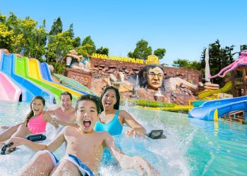 Keseruan menikmati destinasi wisata di Jatim Park Kota Batu. Infonya bisa kamu dapat di Tourism Service Center. Foto: Dok.
