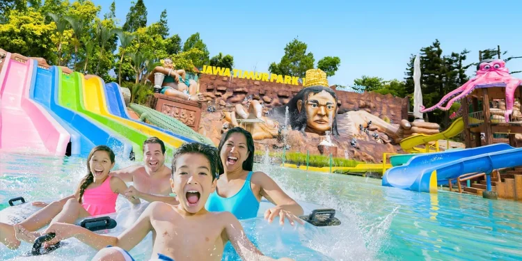 Keseruan menikmati destinasi wisata di Jatim Park Kota Batu. Infonya bisa kamu dapat di Tourism Service Center. Foto: Dok.