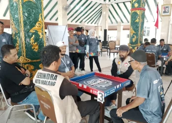 Tim Golkar Kota Malang saat bertanding dengan tim Gerindra Kota Malang di ajang Kompetisi Domino Demokrasi 2026. (Foto/M Sholeh)