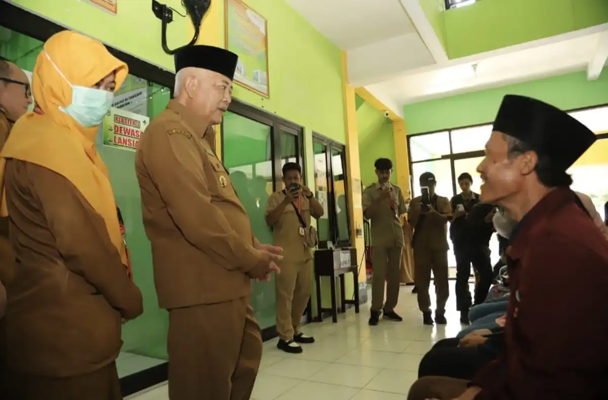 Bupati Malang, Sanusi berdialog