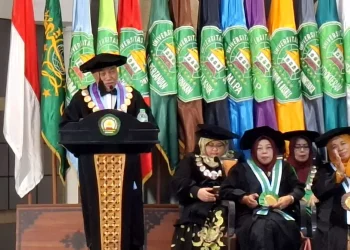 Rektor Unisma Prof. Junaidi saat mengukuhkan guru besar. Foto: Azmy