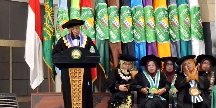 Rektor Unisma Prof. Junaidi saat mengukuhkan guru besar. Foto: Azmy