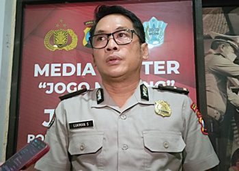 Kasi Humas Polresta Malang Kota, Ipda Lukman Sobhikin, menjelaskan soal gadis yang diduga diperkosa temannya. (Foto/M Sholeh)