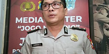 Kasi Humas Polresta Malang Kota, Ipda Lukman Sobhikin, menjelaskan soal gadis yang diduga diperkosa temannya. (Foto/M Sholeh)