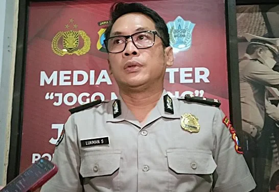 Kasi Humas Polresta Malang Kota, Ipda Lukman Sobhikin, menjelaskan soal gadis yang diduga diperkosa temannya. (Foto/M Sholeh)