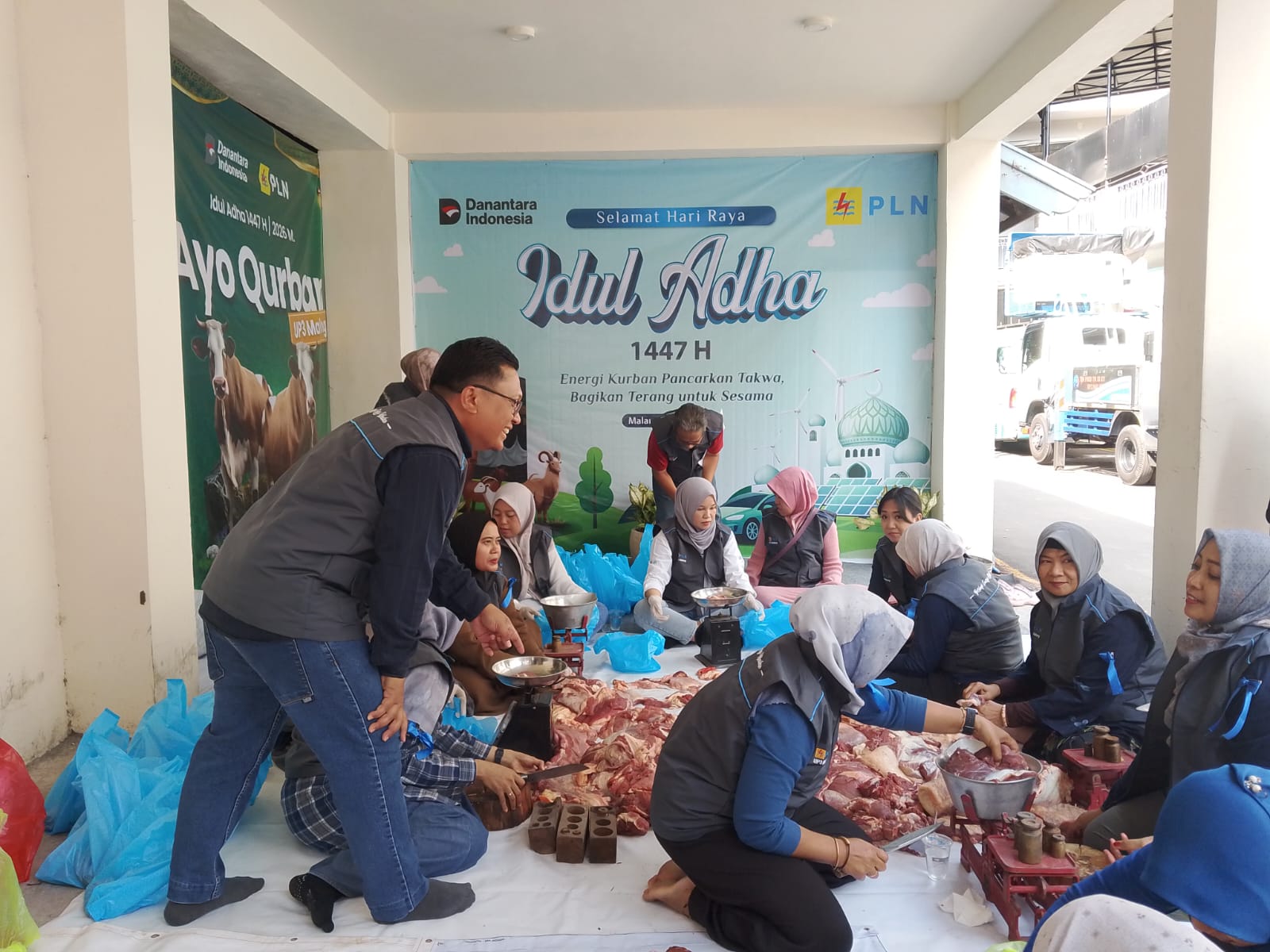 Manager PLN UP3 Malang, Agung Wibowo dalam kegiatan penyembelihan hewan qurban Idul Adha 2026. (Foto/M Sholeh)