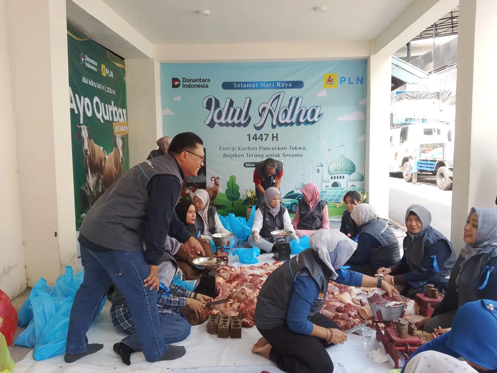 Manager PLN UP3 Malang, Agung Wibowo dalam kegiatan penyembelihan hewan qurban Idul Adha 2026. (Foto/M Sholeh)