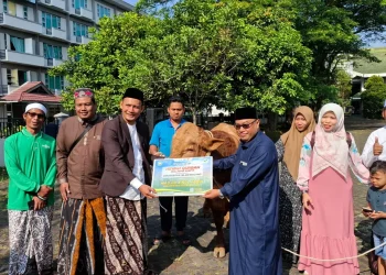 Rektor Unisma Prof. Junaidi saat menerima hewan kurban sumbangan dari mitra strategi kampus. Foto: Azmy