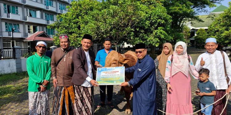 Rektor Unisma Prof. Junaidi saat menerima hewan kurban sumbangan dari mitra strategi kampus. Foto: Azmy