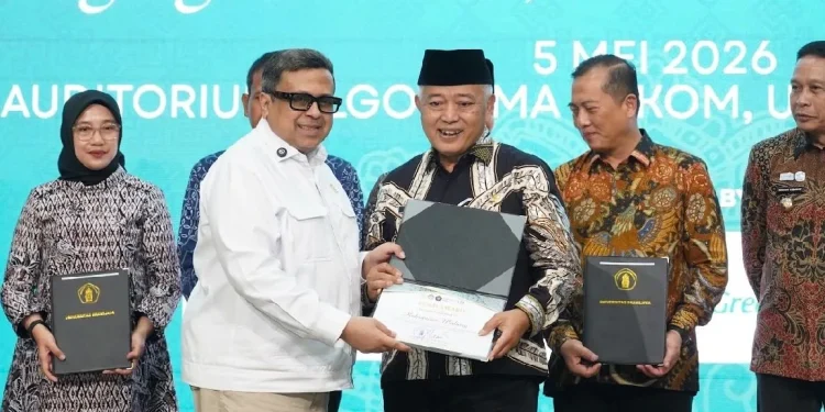 Bupati Malang, Sanusi menerima penghargaan dari Kepala BPJPH, Haikal Hassan. Foto: Pemkab Malang