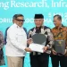Bupati Malang, Sanusi menerima penghargaan dari Kepala BPJPH, Haikal Hassan. Foto: Pemkab Malang